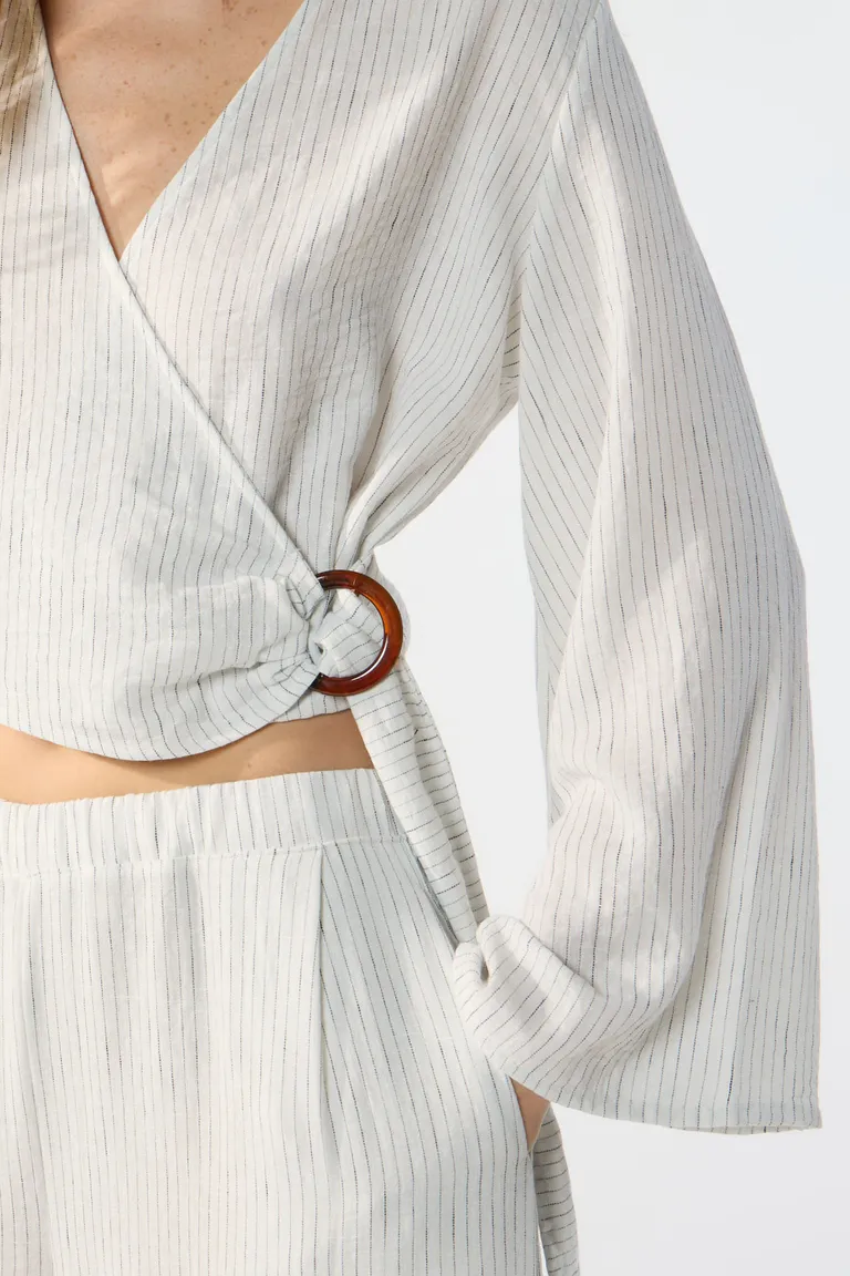 Blusa de lino rayada con escote cruzado y mangas acampanadas de Cuesta Blanca en Blusas para argentina