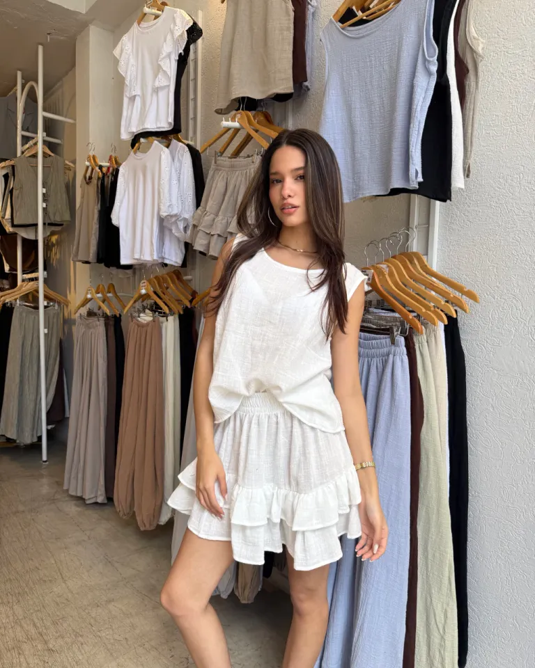 Top de bambula en diseño musculosa con pinzas para un look casual y elegante de Belle en Tops para argentina