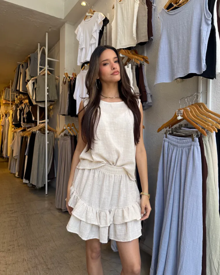 Top de bambula en diseño musculosa con pinzas para un look casual y elegante de Belle en Tops para argentina