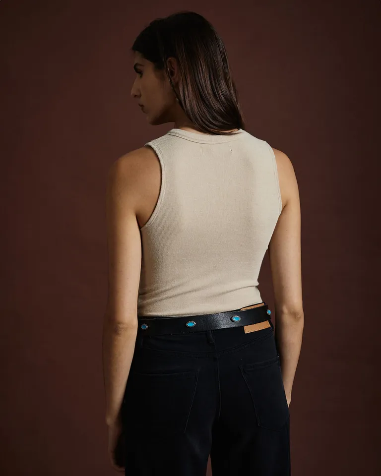 Musculosa ajustada sin mangas con escote redondo y diseño básico minimalista de Wanama en Tops para argentina