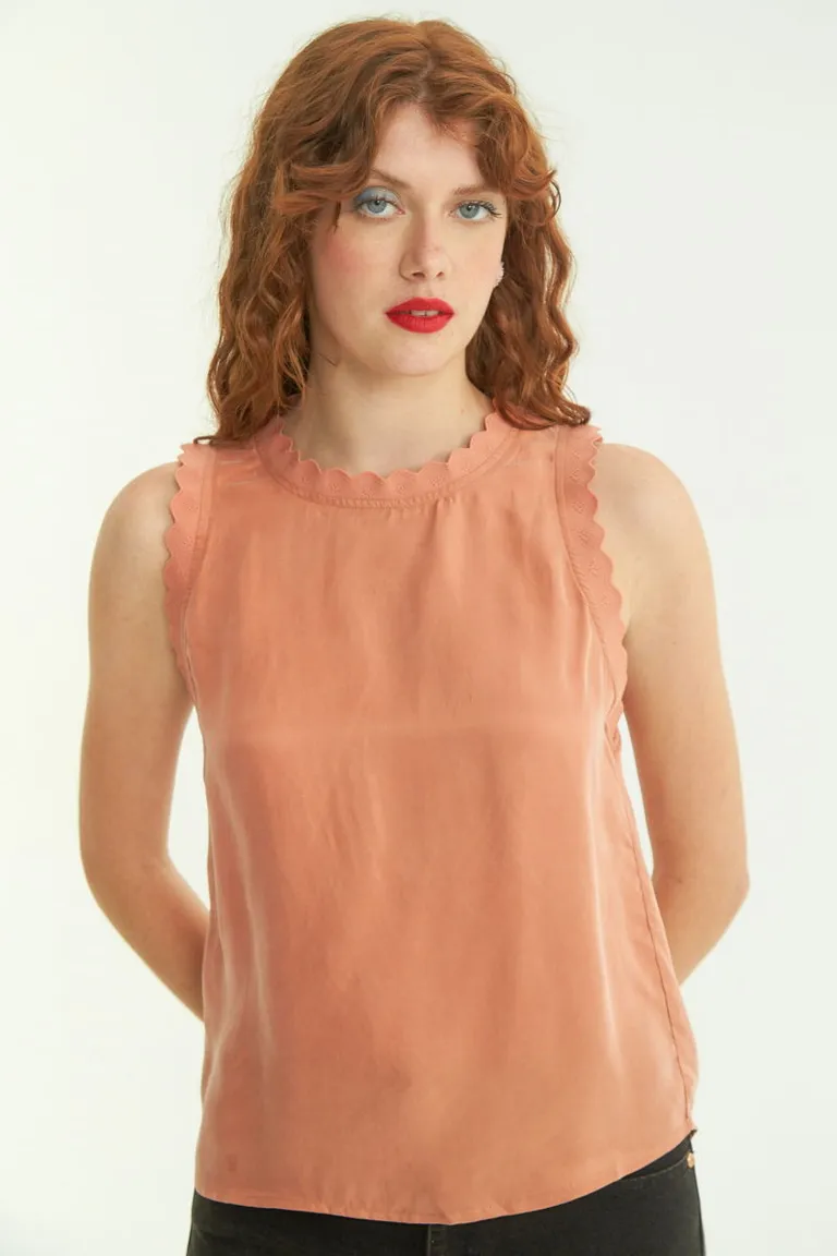 Musculosa naranja de cupro y viscosa con detalles coquetos de Las Pepas en Remeras para argentina