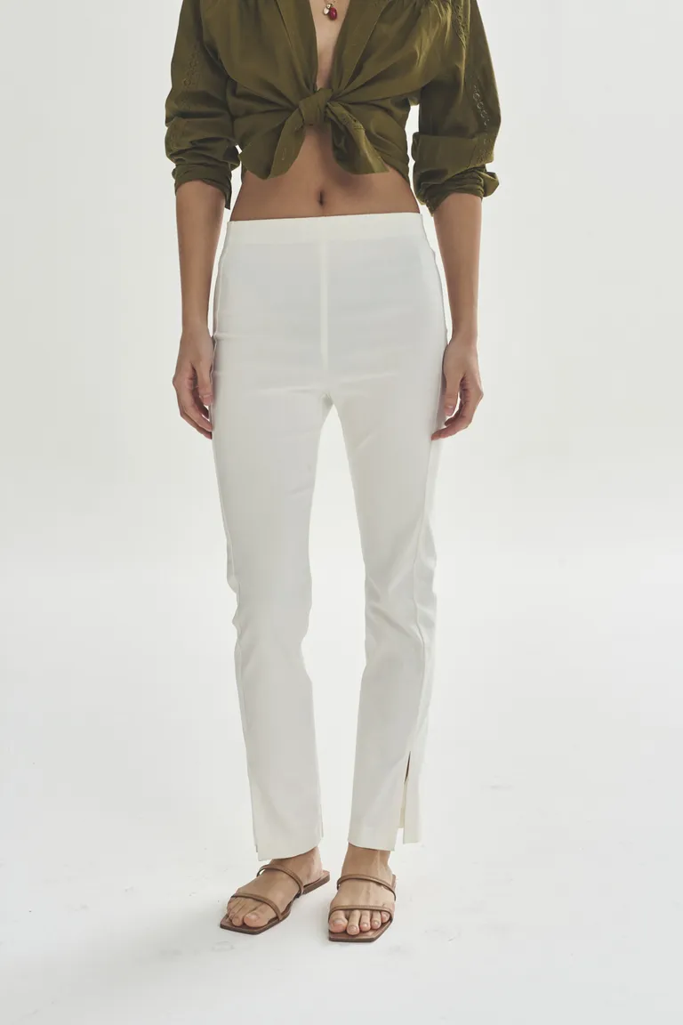 Pantalones blancos de tiro alto y corte recto, una prenda versátil y atemporal de Akiabara en Pantalones para argentina
