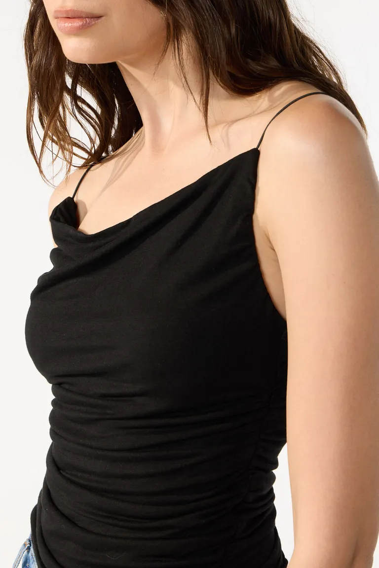 Musculosa entallada con escote recto y breteles finos con detalle de frunces laterales de Cuesta Blanca en Tops para argentina