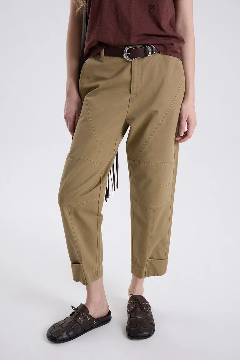 Pantalón de corte holgado al tobillo con estructura de recortes y cintura elástica posterior de Maria Cher en Pantalones para argentina