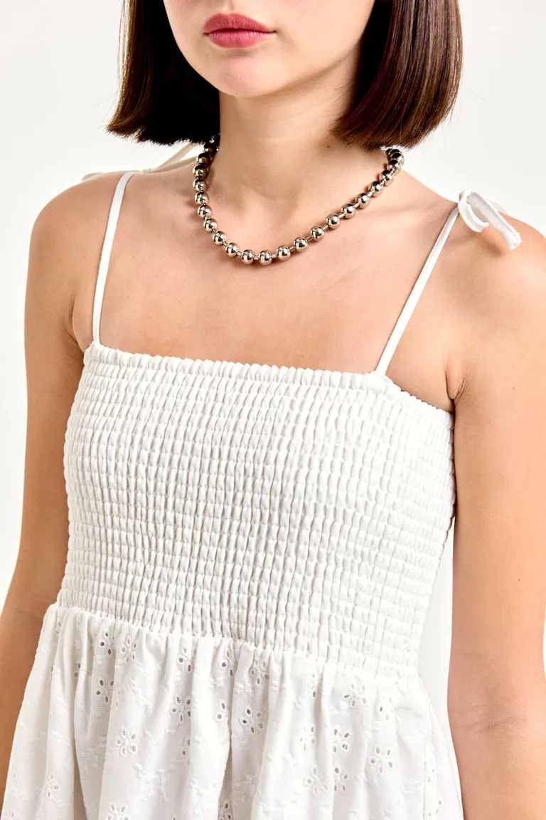 Vestido corto blanco con detalles de bordado y tiras ajustables de 47 Street en Vestidos para argentina