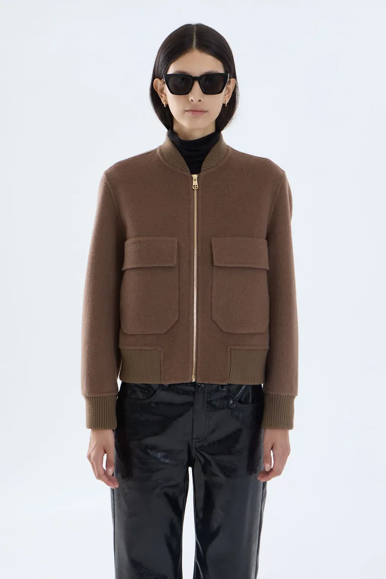 Campera corta estilo bomber con cierre frontal y terminaciones tejidas en puños y cintura de Portsaid en Chaquetas para argentina