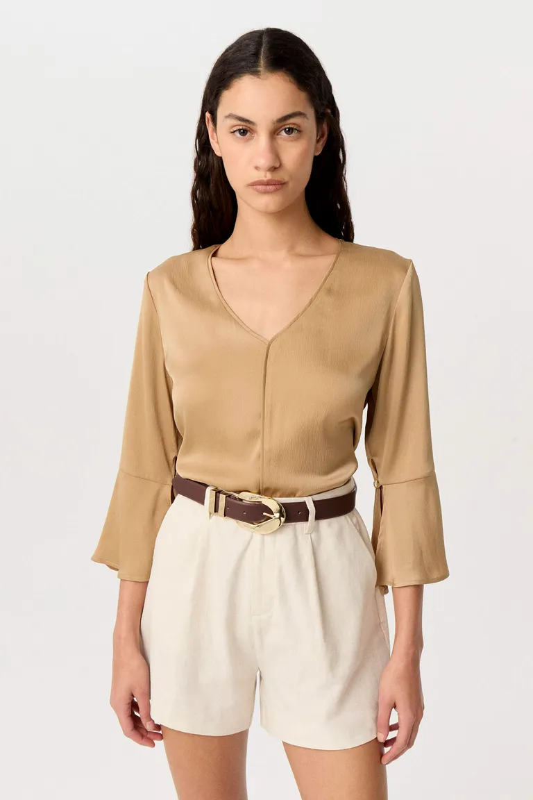 Blusa de seda texturizada con escote en V y recorte central de Markova en Blusas para argentina