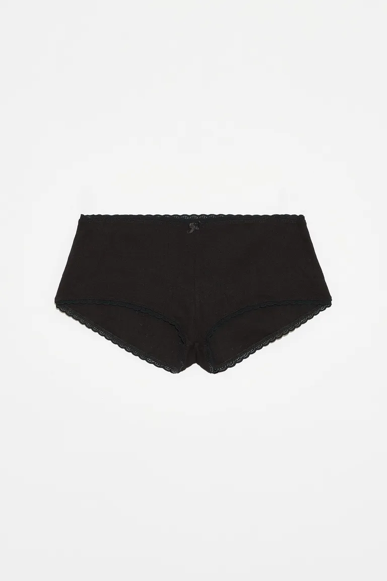 Microshort de punto con detalles de encaje en color negro de Ay Not Dead en Shorts para argentina