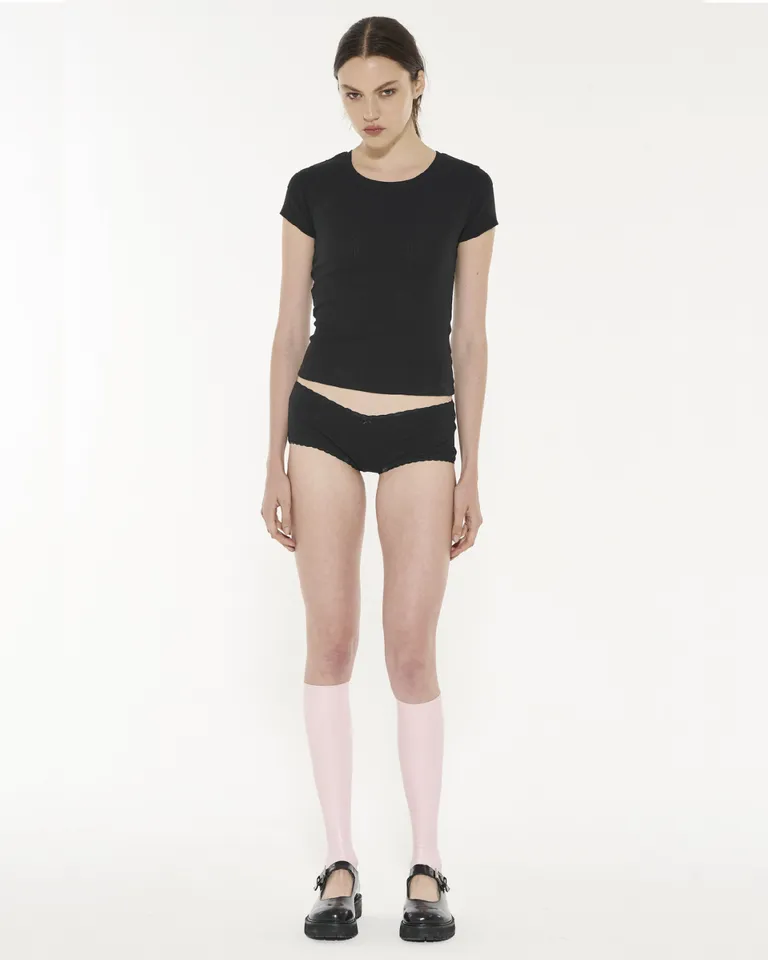 Microshort de punto con detalles de encaje en color negro de Ay Not Dead en Shorts para argentina