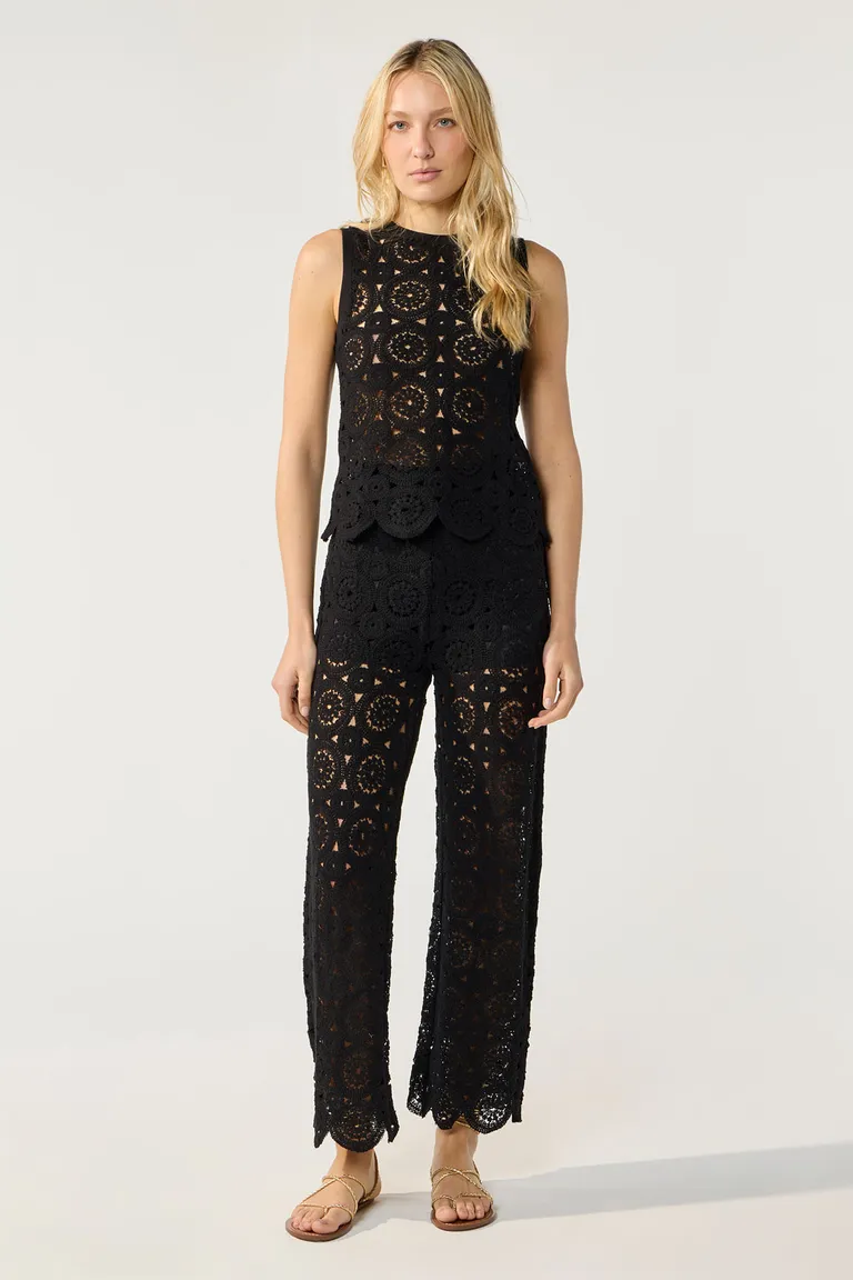 Pantalón recto en simil crochet con cintura elastizada de Cuesta Blanca en Pantalones para argentina