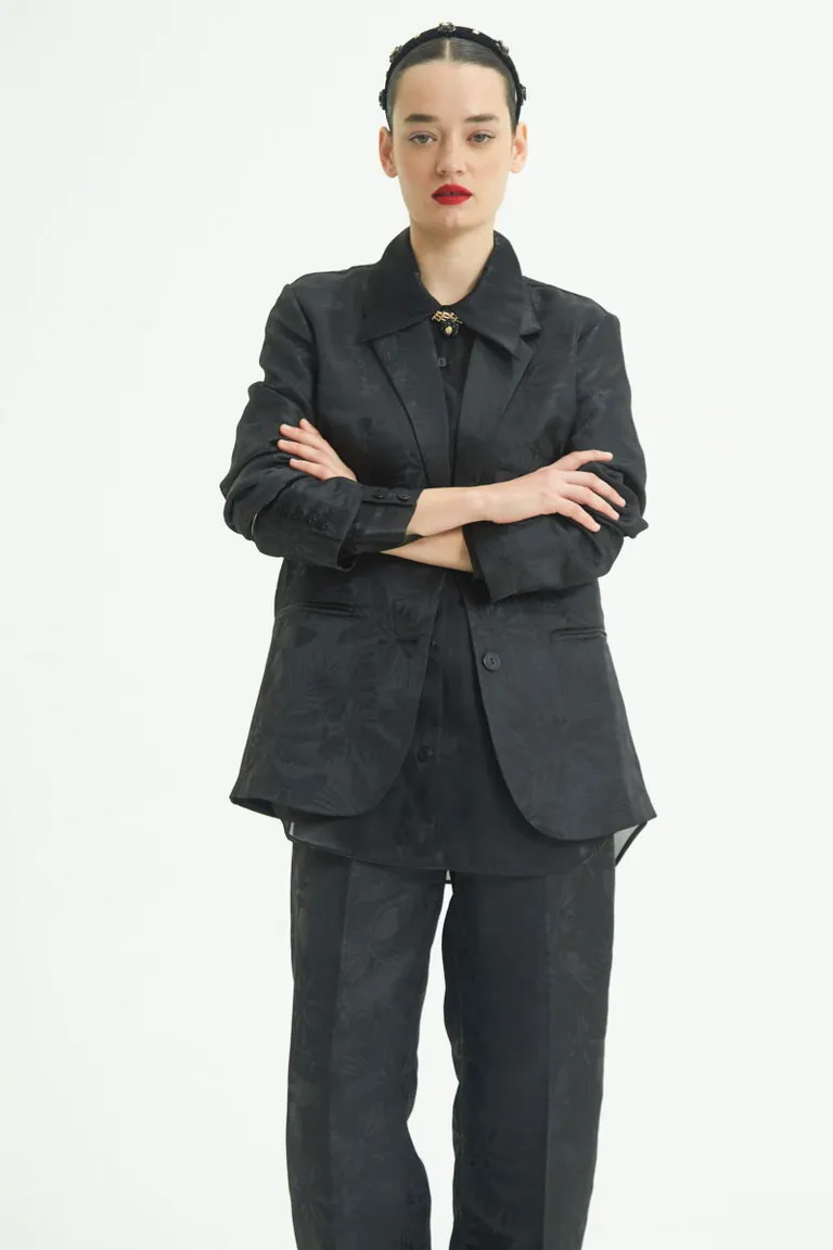 Saco de mujer de corte recto y diseño jacquard en color negro de Las Pepas en Blazers para argentina