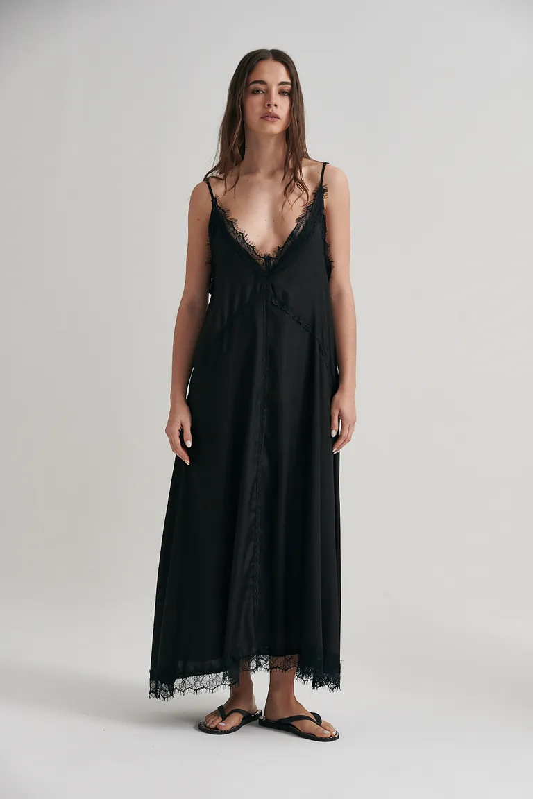 Vestido negro de seda con escote en V y detalles de puntilla de Sweet en Vestidos para argentina