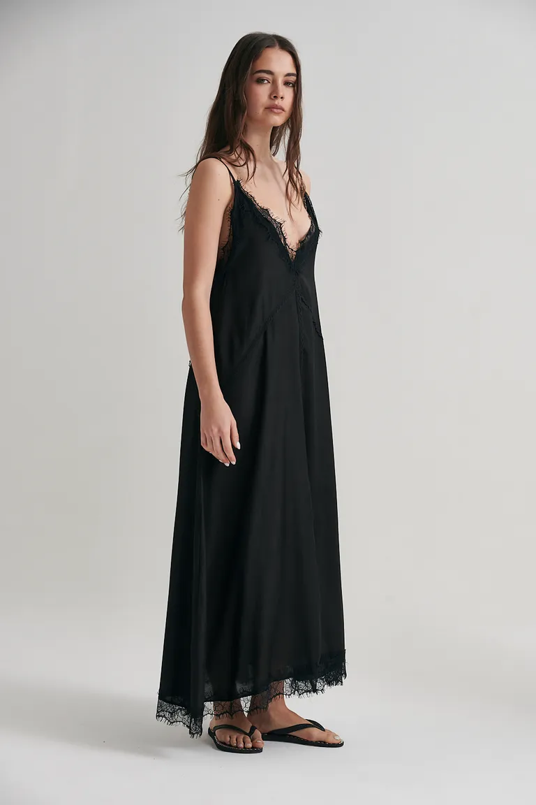 Vestido negro de seda con escote en V y detalles de puntilla de Sweet en Vestidos para argentina