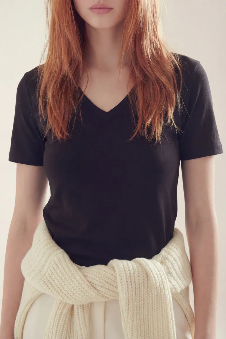 Remera de mujer con escote en V y mangas cortas de calce clásico de Akiabara en Remeras para argentina