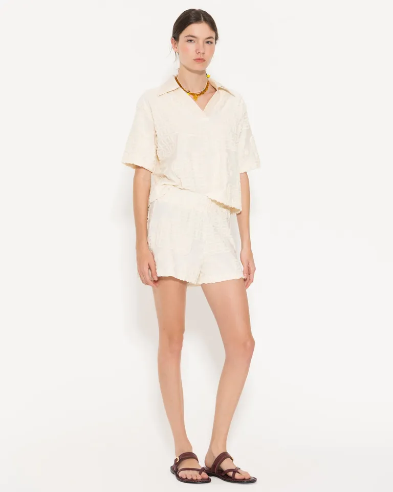 Short texturizado con recortes laterales y cintura elastizada para mayor confort de Jazmin Chebar en Shorts para argentina