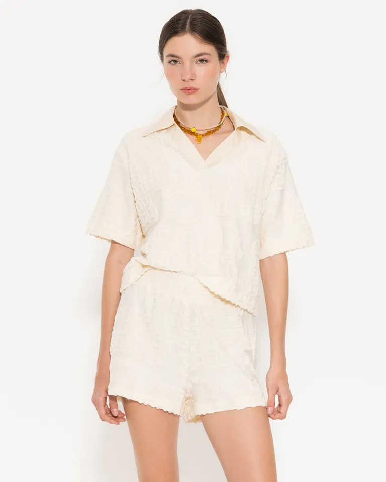 Short texturizado con recortes laterales y cintura elastizada para mayor confort de Jazmin Chebar en Shorts para argentina