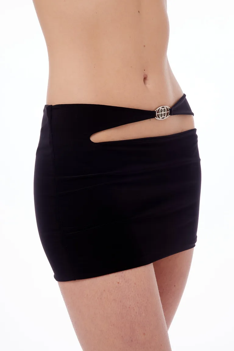 Mini falda negra de microfibra con abertura y avío worldwide de Black Mamba en Faldas para argentina
