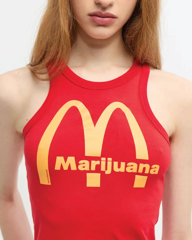 Remera con estampado de marijuana en tela de algodón y elastano de Ay Not Dead en Remeras para argentina
