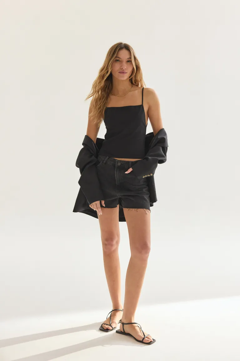 Top de tirantes negro con diseño minimalista y elegante de Akiabara en Tops para argentina