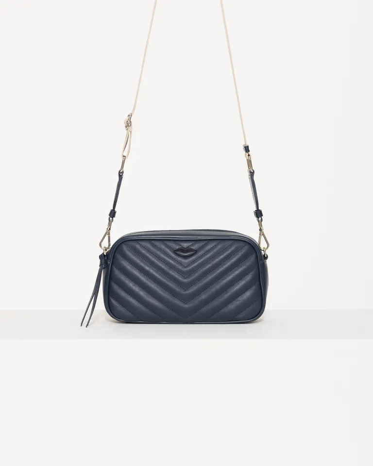 Bandolera de cuero negro con diseño matelaseado y detalles en cinta y cuero de Jazmin Chebar en Bolsos y Carteras para argentina