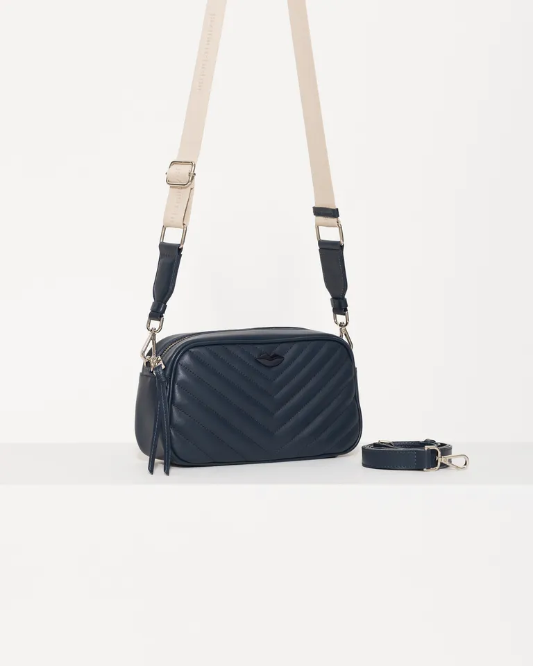 Bandolera de cuero negro con diseño matelaseado y detalles en cinta y cuero de Jazmin Chebar en Bolsos y Carteras para argentina