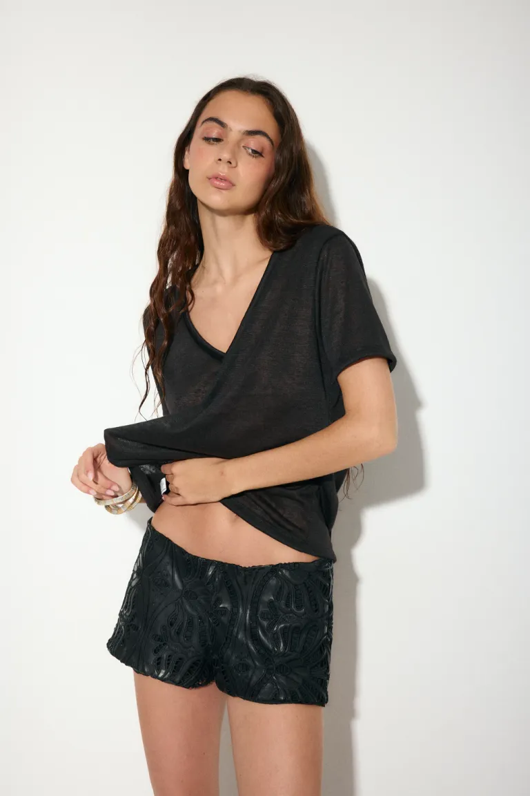 Remera básica de algodón con escote en V, manga corta y diseño clásico para mujer de Audaz en Remeras para argentina