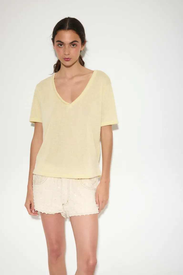 Remera básica de algodón con escote en V, manga corta y diseño clásico para mujer de Audaz en Remeras para argentina