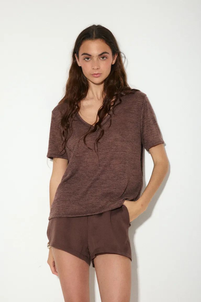 Remera básica de algodón con escote en V, manga corta y diseño clásico para mujer de Audaz en Remeras para argentina