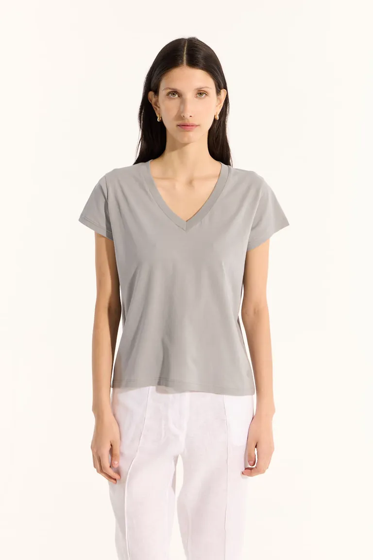 Remera básica de escote en V, confeccionada con algodón de alta calidad de Portsaid en Remeras para argentina