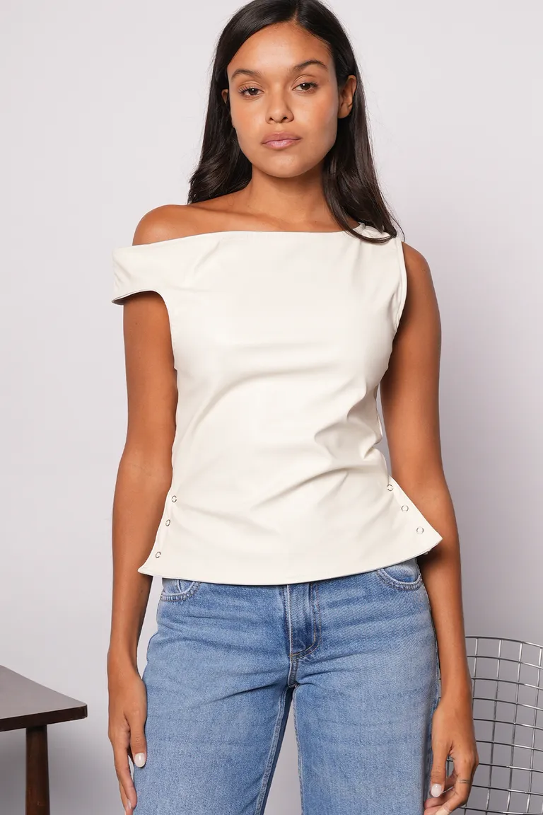 Top de mujer con cuello bote y detalles laterales con broches de Top White en Tops para argentina