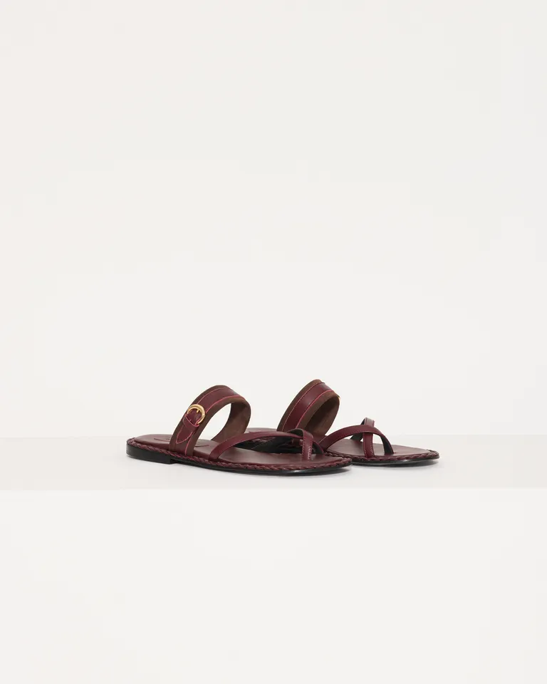 Sandalias cruzadas de cuero vacuno flor con hebilla decorativa de Jazmin Chebar en Sandalias para argentina