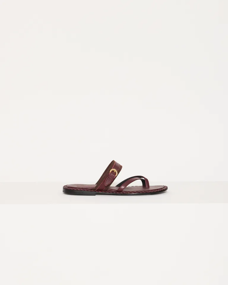 Sandalias cruzadas de cuero vacuno flor con hebilla decorativa de Jazmin Chebar en Sandalias para argentina