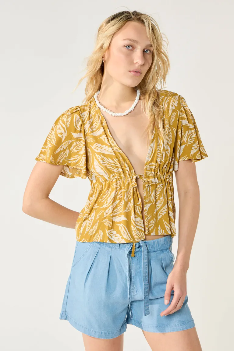Blusa amarilla estampada con escote en V y lazo en la cintura de Cuesta Blanca en Blusas para argentina