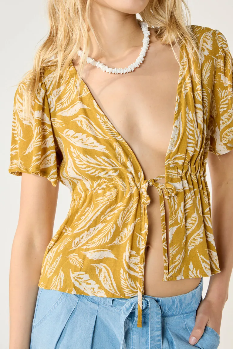 Blusa amarilla estampada con escote en V y lazo en la cintura de Cuesta Blanca en Blusas para argentina