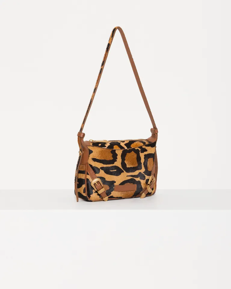 Bolso de mano estampado con detalles metálicos y correa ajustable de Jazmin Chebar en Bolsos y Carteras para argentina