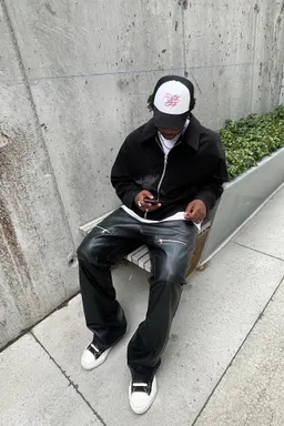 Pantalón cuero sintético cut some loose de Fashion Nova en Pantalones para argentina