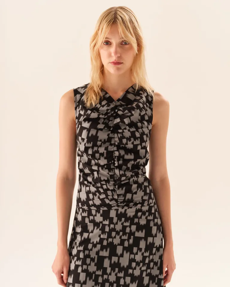 Vestido sin mangas con escote en V, frente fruncido y ruedo asimétrico con estampa geométrica de Furzai en Vestidos para argentina