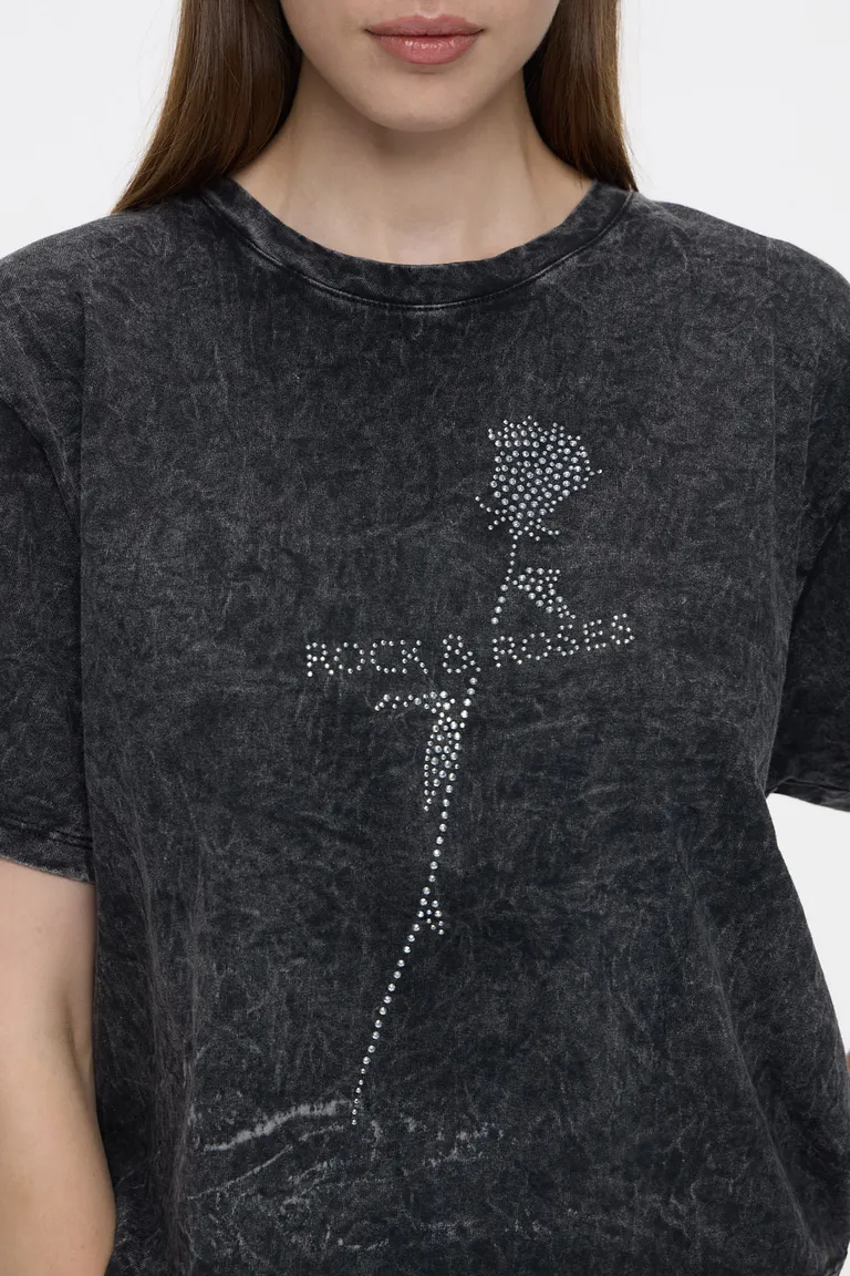 Remera de cuello redondo con estampa de rosa y cristales brillantes en frente de Cuesta Blanca en Remeras para argentina