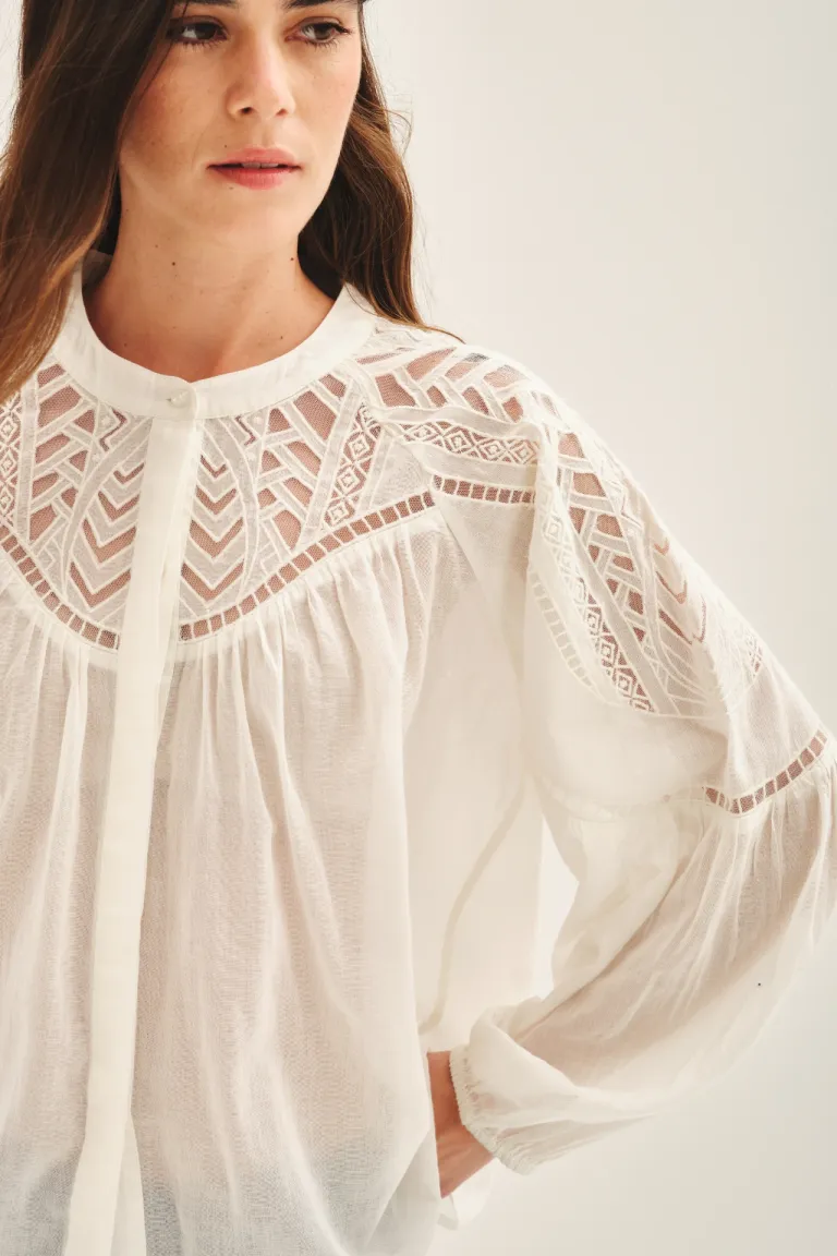 Camisa blanca de corte amplio con bordado en el canesú y mangas voluminosas de Rapsodia en Camisas para argentina