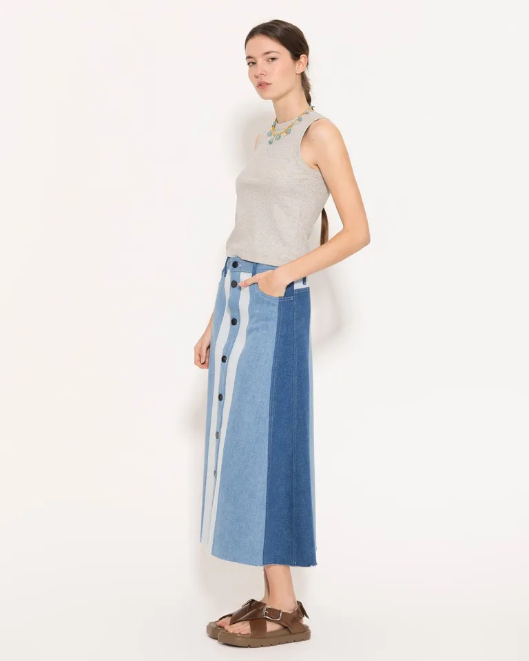 Pollera debbie de silueta línea a y largo por debajo de la rodilla en diseño de gajos en tonos azul de Jazmin Chebar en Faldas para argentina