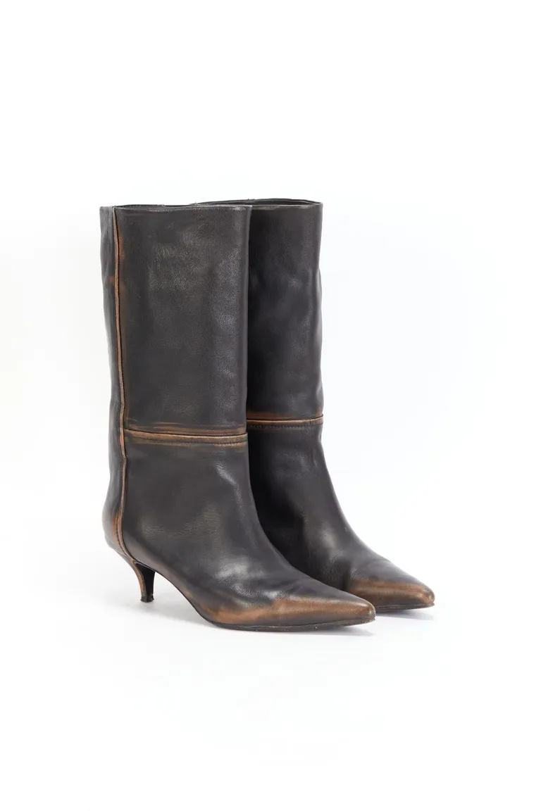 Botas de caña ancha con efecto desgastado, estilo y confort para tu día a día de Maria Cher en Botas y Botinetas para argentina