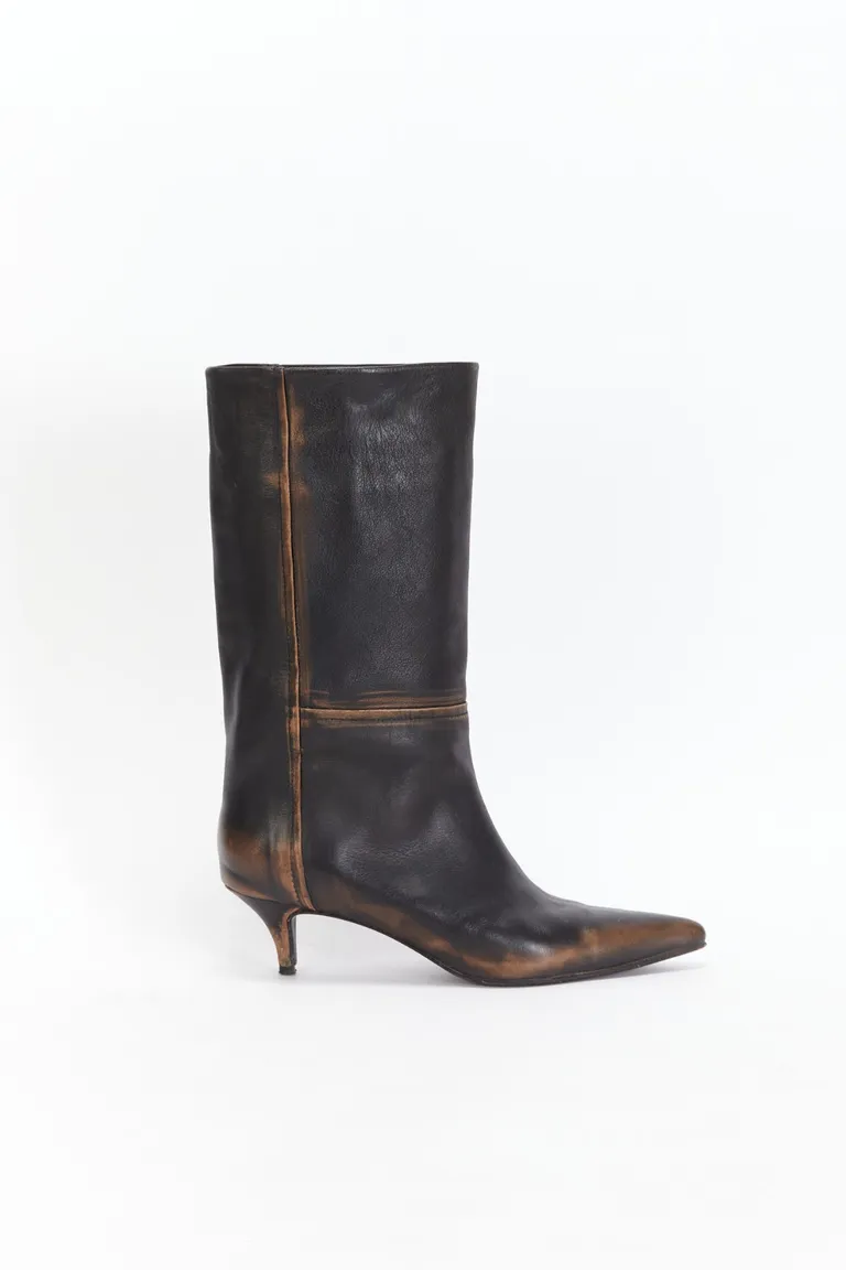 Botas de caña ancha con efecto desgastado, estilo y confort para tu día a día de Maria Cher en Botas y Botinetas para argentina