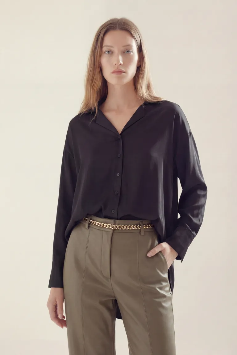 Camisa de corte clásico con cuello camisero y mangas largas de Akiabara en Camisas para argentina