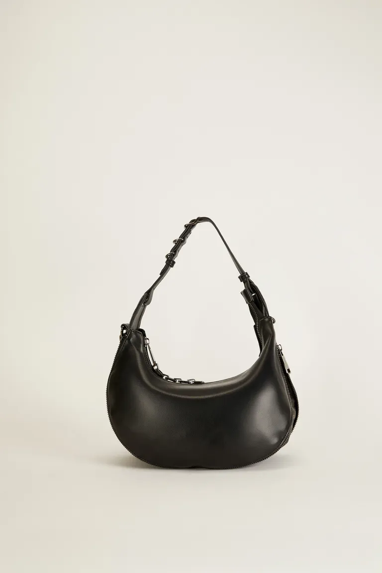 Cartera de cuero ecológico con cierre ajustable y detalles metálicos de Tucci en Bolsos y Carteras para argentina