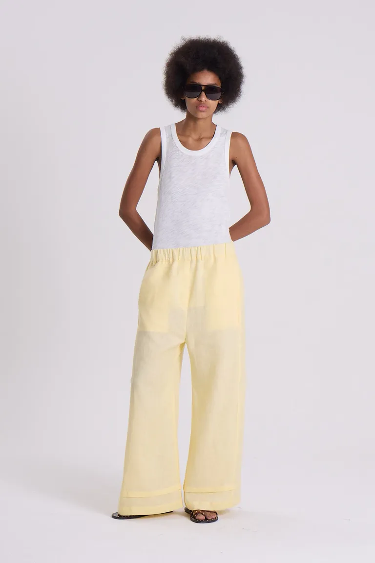 Pantalón ancho y cómodo de lino amarillo, un básico de temporada de Maria Cher en Pantalones para argentina
