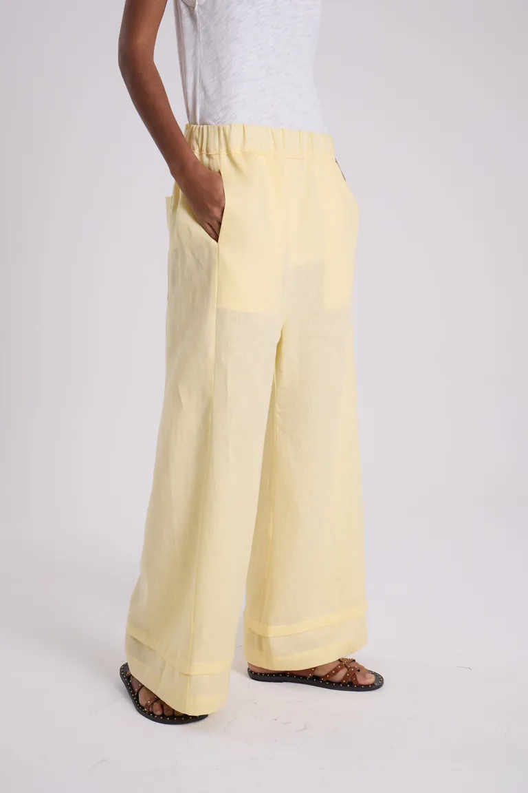 Pantalón ancho y cómodo de lino amarillo, un básico de temporada de Maria Cher en Pantalones para argentina