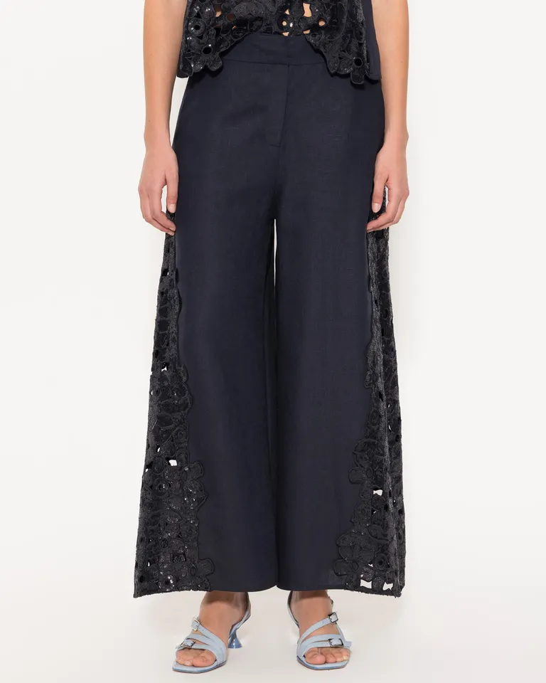 Pantalón de lino negro con diseño de broderie y lentejuelas para mujer de Jazmin Chebar en Pantalones para argentina