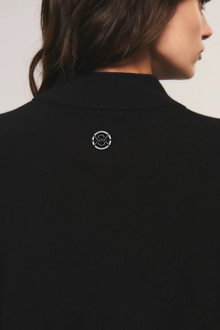 Sweater de corte recto con escote semi polera y aberturas laterales de Kosiuko en Buzos y Sweaters para argentina