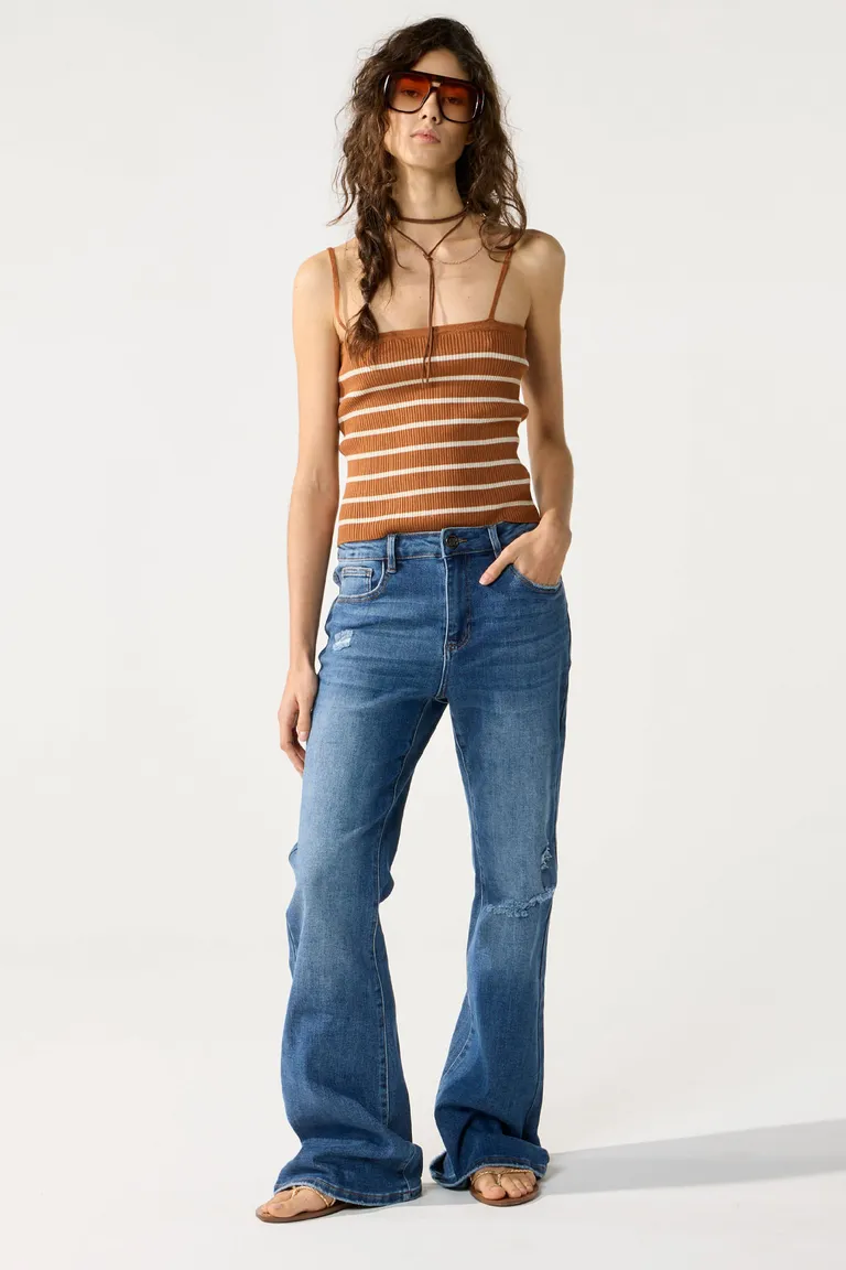 Pantalones de mezclilla de tiro medio con corte flare para una silueta estilizada y elegante de Cuesta Blanca en Pantalones para argentina