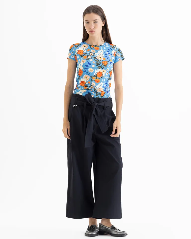 Remera de mangas cortas con escote redondo, diseño estampado y frunces laterales ajustada al cuerpo de Jazmin Chebar en Remeras para argentina